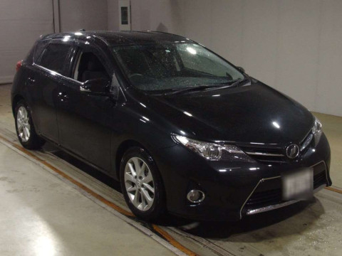 2013 Toyota Auris NZE181H[2]