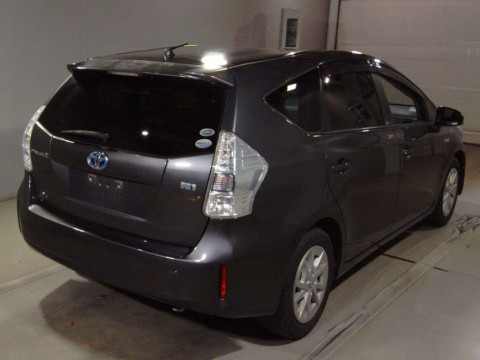 2011 Toyota Prius alpha ZVW41W[1]