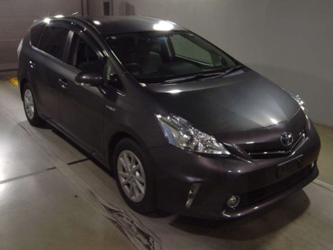 2011 Toyota Prius alpha ZVW41W[2]