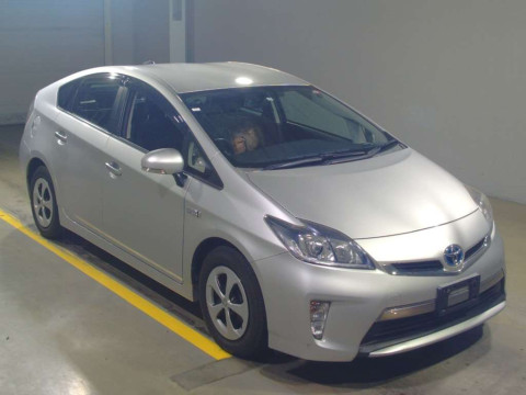 2013 Toyota Prius PHV ZVW35[2]