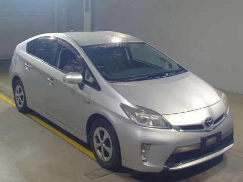 2013 Toyota Prius PHV ZVW35[2]