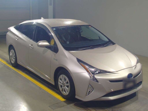 2016 Toyota Prius ZVW50[2]