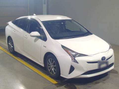 2016 Toyota Prius ZVW55[2]