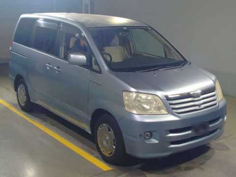 2003 Toyota Noah AZR60G[2]