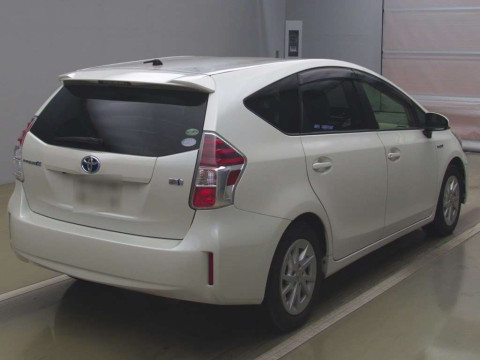 2015 Toyota Prius alpha ZVW40W[1]