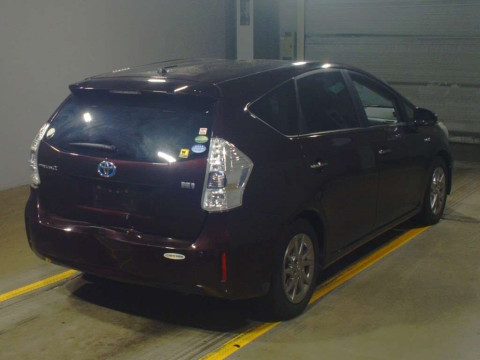 2013 Toyota Prius alpha ZVW40W[1]