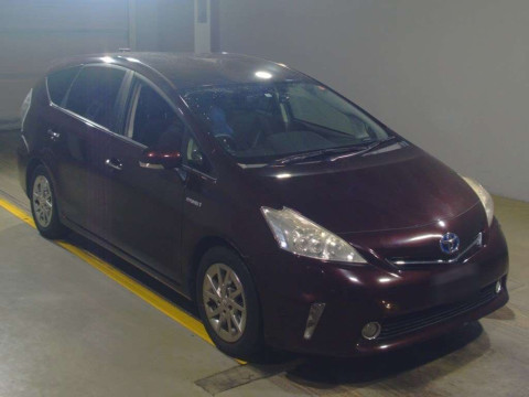 2013 Toyota Prius alpha ZVW40W[2]