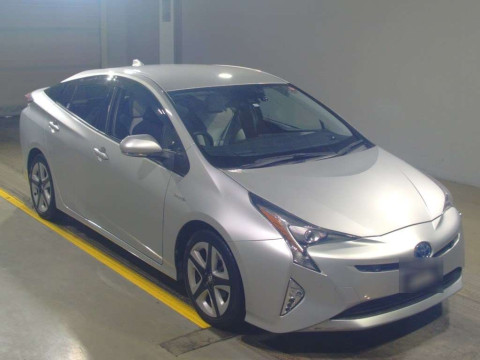 2015 Toyota Prius ZVW51[2]