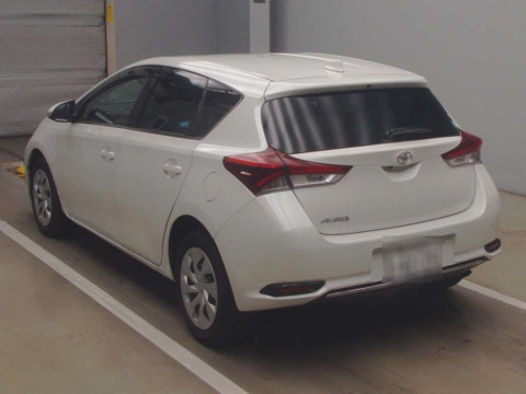 2015 Toyota Auris NZE181H[2]