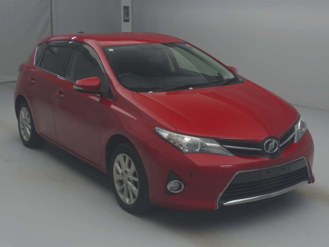 2013 Toyota Auris NZE184H[2]