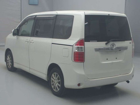 2007 Toyota Noah ZRR70G[1]