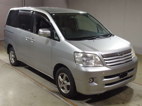 2003 Toyota Noah AZR65G[1]