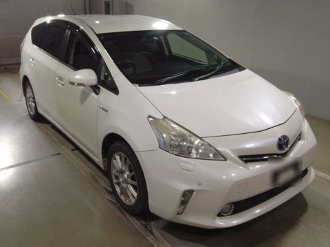 2011 Toyota Prius alpha ZVW41W[2]