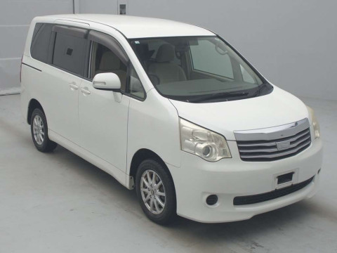 2010 Toyota Noah ZRR75G[2]