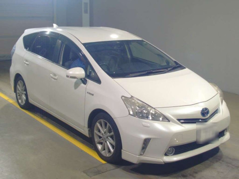 2013 Toyota Prius alpha ZVW41W[2]