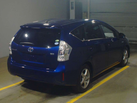 2013 Toyota Prius alpha ZVW41W[1]