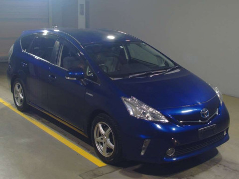 2013 Toyota Prius alpha ZVW41W[2]