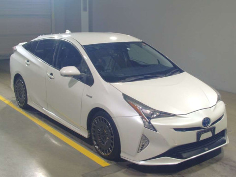 2015 Toyota Prius ZVW51[2]