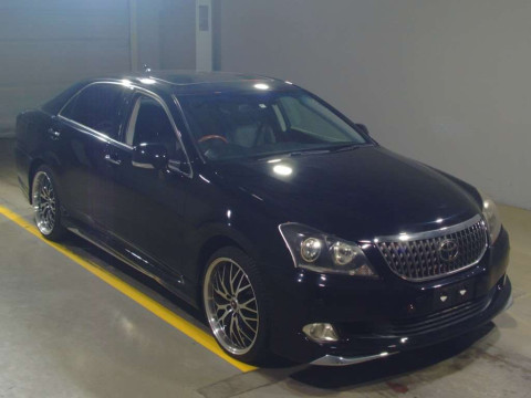 2012 Toyota Crown Majesta URS206[2]