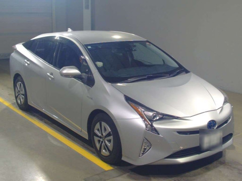 2016 Toyota Prius ZVW51[1]