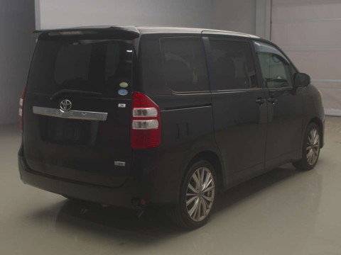 2010 Toyota Noah ZRR70G[1]