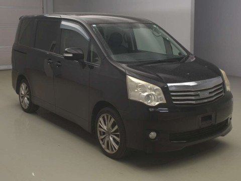 2010 Toyota Noah ZRR70G[2]