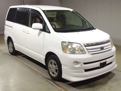 2004 Toyota Noah AZR60G[1]