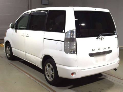 2004 Toyota Noah AZR60G[2]