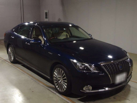 2014 Toyota Crown Majesta GWS214[2]