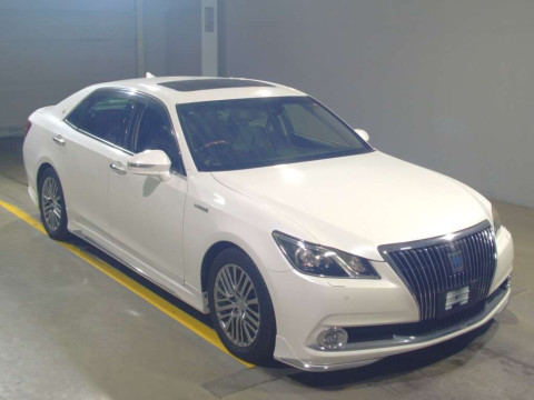 2016 Toyota Crown Majesta GWS214[1]