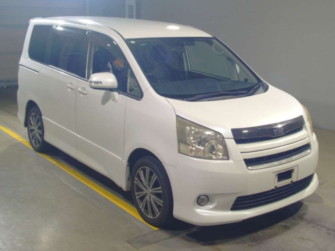 2008 Toyota Noah ZRR70W[1]