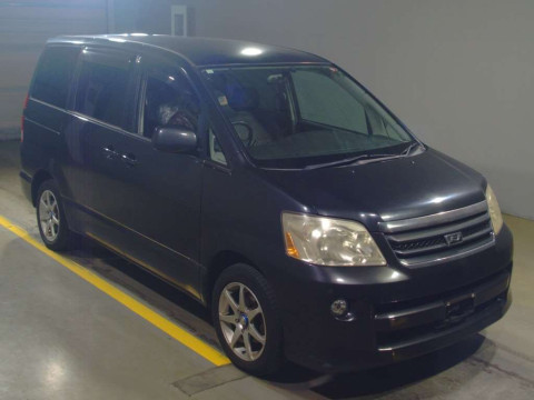 2004 Toyota Noah AZR60G[1]