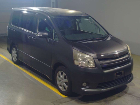 2008 Toyota Noah ZRR70W[1]