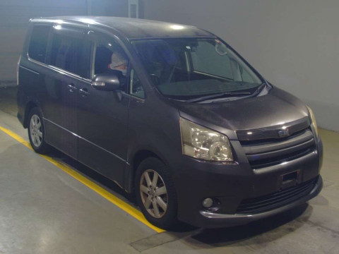 2007 Toyota Noah ZRR70W[1]