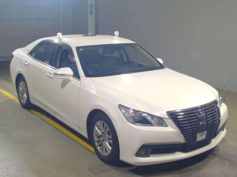 2013 Toyota Crown Hybrid AWS210[1]