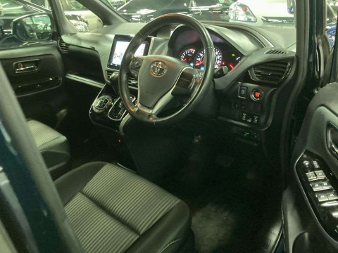 2019 Toyota Voxy ZRR80W[2]