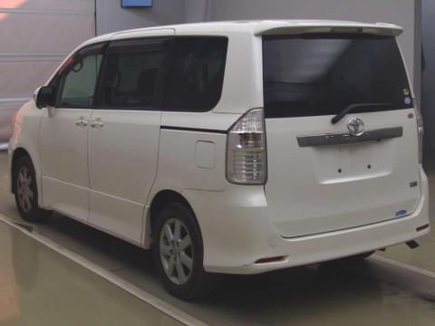 2009 Toyota Noah ZRR70W[1]