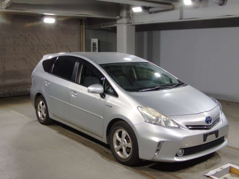 2011 Toyota Prius alpha ZVW41W[2]