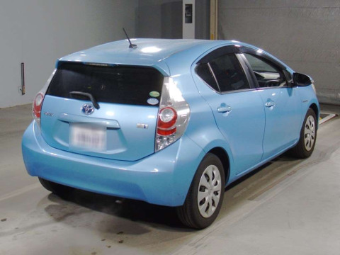 2013 Toyota Aqua NHP10[1]