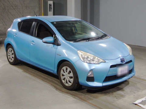 2013 Toyota Aqua NHP10[2]