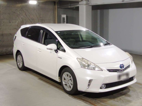 2012 Toyota Prius alpha ZVW41W[2]