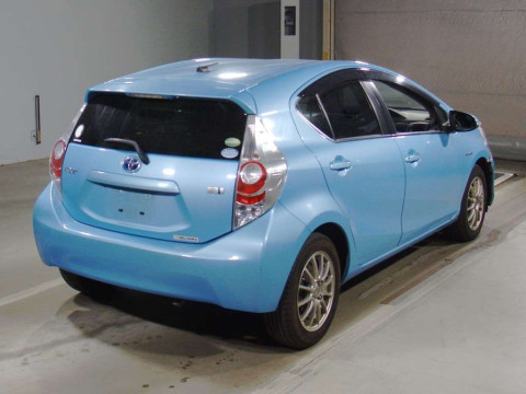 2013 Toyota Aqua NHP10[1]