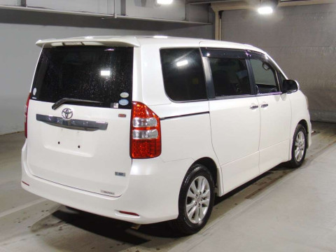 2011 Toyota Noah ZRR70W[1]