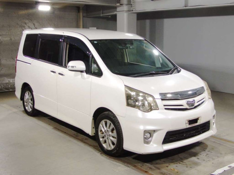 2011 Toyota Noah ZRR70W[2]