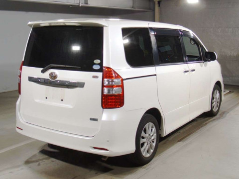 2011 Toyota Noah ZRR70W[1]