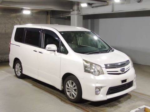 2011 Toyota Noah ZRR70W[2]