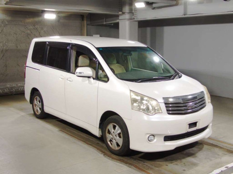 2012 Toyota Noah ZRR70G[2]