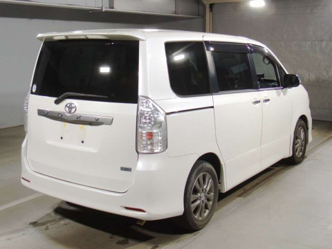 2011 Toyota Voxy ZRR70W[1]