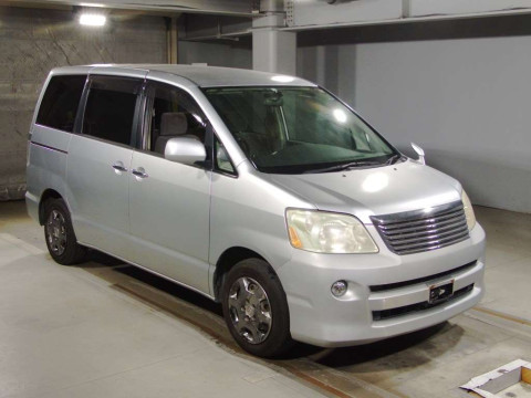 2006 Toyota Noah AZR60G[2]