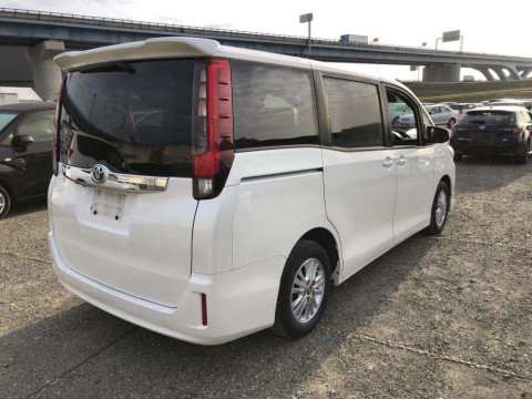 2014 Toyota Noah ZRR80G[1]